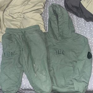Tier sweat suit